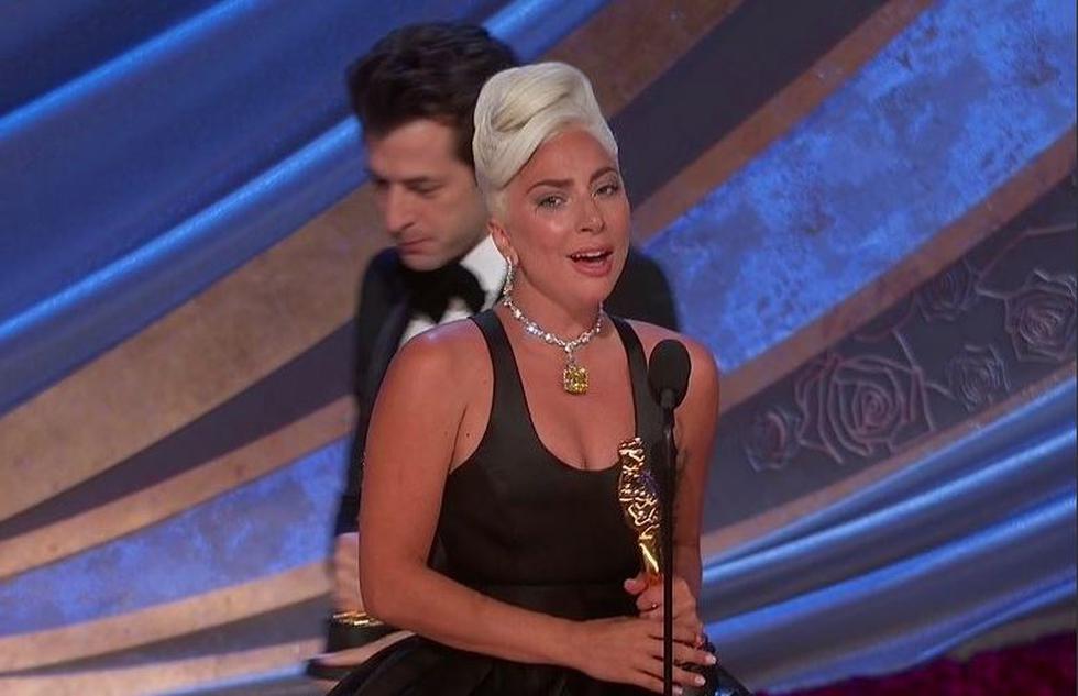 ¡Emocionada hasta las lágrimas! Lady Gaga llora tras ganar el Oscar por 'Shallow'. (Captura)