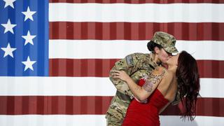 Estados Unidos: Foto de una soldado besando a su esposa se convierte en viral