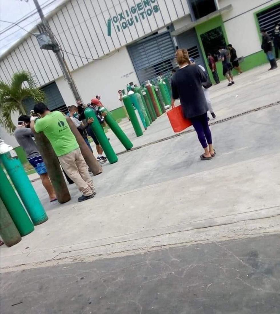Largas colas se forman en empresas de distribución de tanques de oxígeno de Iquitos. (Twitter @ItsLlini)