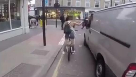 Diario The Guardian descubrió que video de la ciclista vengadora era falso. (Captura de pantalla)