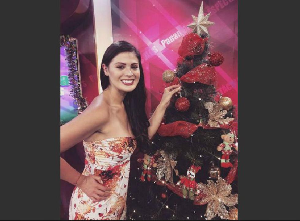 Georgette Cárdenas posa al lado del arbolito navideño en Instagram.