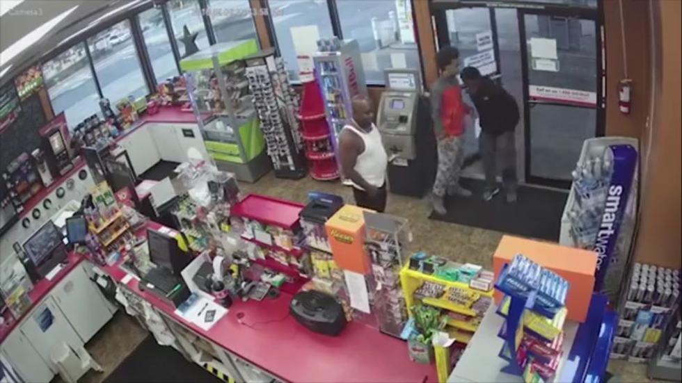Unos jóvenes robaron en una tienda mientras el cajero tenía un ataque cardiaco. (YouTube)
