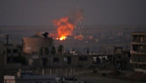 Según el Observatorio Sirio de los Derechos Humanos, un "probable disparo de misil israelí alcanzó un depósito de municiones, provocando violentas explosiones sucesivas". (Foto: AFP)