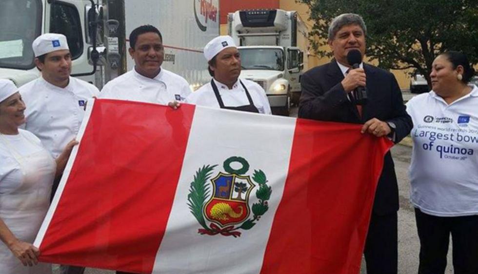 Cocineros peruanos baten Récord Guinness con la ensalada de quinua más grande del mundo. (Andina)
