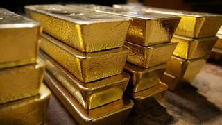 Oro cae a mínimo de un año, pero analistas señalan que está cerca de repuntar