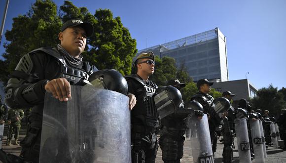 Las fuerzas policiales montan guardia frente a la Asamblea Nacional en Quito. (Foto: Rodrigo BUENDIA / AFP)