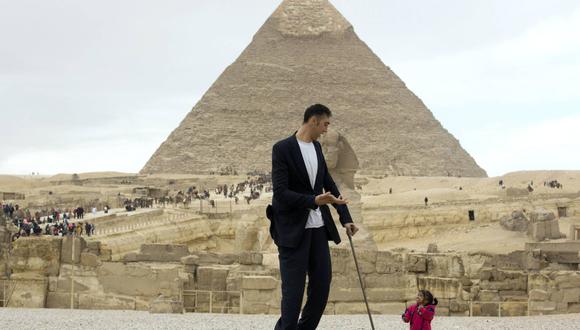Sultan Kosen, el hombre más alto del mundo, posa junto a Jyoti Amge, la más baja, delante de la pirámide de Giza el pasado viernes. (AP)