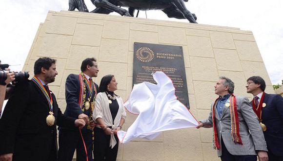 Autoridades asistentes develaron una placa en homenaje a Túpac Amaru y Micaela Bastidas. (Bicentenario Perú)