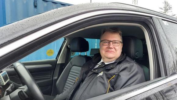 Lars-Goran Goransson, un "corona taxista", observa la cámara desde su auto al llegar a un centro de distribución de pruebas del COVID-19 en el sur de Estocolmo. (Foto: REUTERS)
