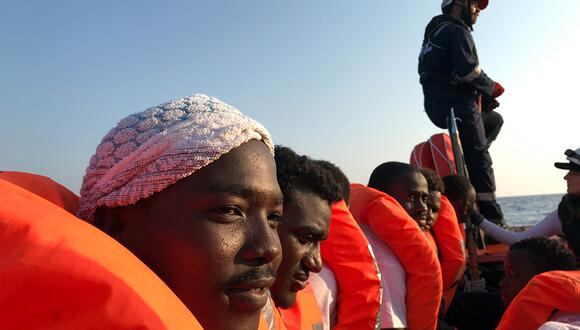 Italia ofrece solución para 82 migrantes del barco humanitario Ocean Viking. (Foto: AFP)