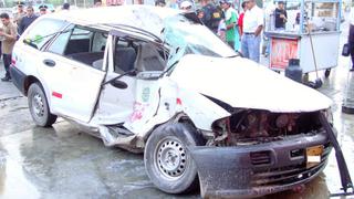 Surco: Un taxista vuelca su auto y huye abandonando a heridos