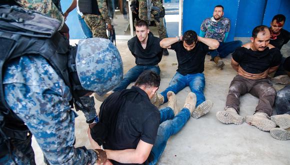 La Policía haitiana capturó en Puerto Príncipe a 18 colombianos -de los cuales al menos 13 son militares retirados del Ejército entre 2018 y 2020- por su presunta participación en el magnicidio. (EFE/ Jean Marc Hervé Abélard).