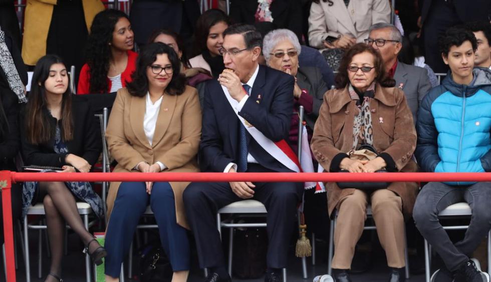 El curioso momento ocurrió cuando el presidente Martín Vizcarra se acercó a saludar a su familia. (GEC)