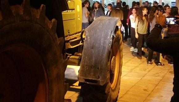Un tractor se colocó en la puerta del local en donde el presidente regional de Cataluña, Carles Puigdemont, emitirá su voto en referéndum (Antena 3).