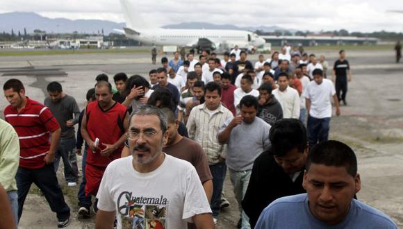 Indocumentados guatemaltecos caminan por la rampa de la Fuerza Aérea de Guatemala, luego de ser deportados de Estados Unidos. (Foto: AFP)