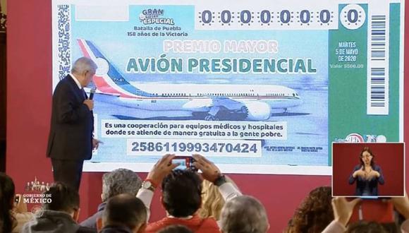 El presidente de México presenta el que sería el boleto o "cachito" para rifar el avión presidencial. (Foto: captura de video)