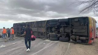 Despiste de bus en carretera Piura-Chiclayo deja tres muertos y 16 pasajeros heridos