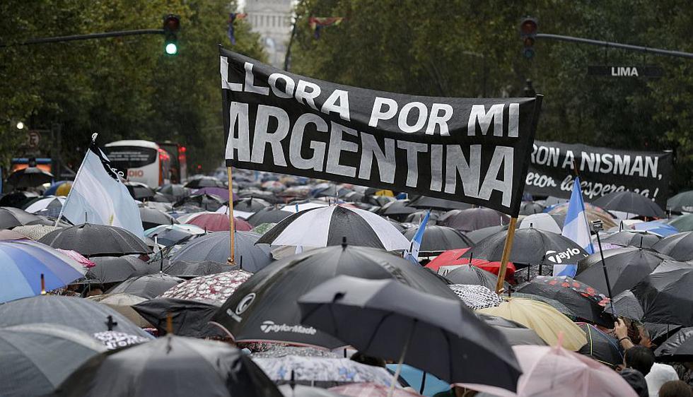 Más de 400,000 personas asistieron a la marcha del miércoles en Buenos Aires para homenajear al fiscal Alberto Nisman. (AP)