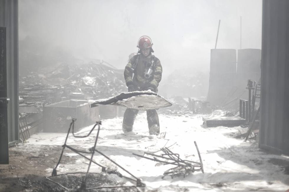 Incendio de grandes proporciones en VES deja dos bomberos heridos con quemaduras. (Renzo Salazar / Perú21)