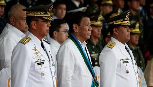 El nuevo asesor para la paz, Carlito Galvez (i); el presidente de Filipinas, Rodrigo Duterte (c), y el teniente general Benjamin Madrigal (d). (Foto: EFE)