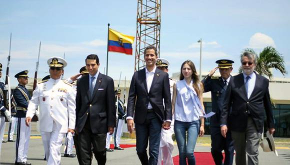 El autoproclamado presidente interino de Venezuela, Juan Guaido, y su esposa Fabiana Rosales, recibieron una despedida presidencial antes de partir desde el aeropuerto de Salinas, Ecuador. (Foto: AFP)