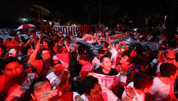 Hinchas peruanos realizan banderazo afuera del hotel donde concentra la selección peruana en Brasil. (Daniel Apuy)