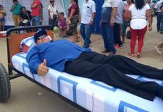 Hombre con discapacidad fue a votar en una cama rodante en San Martín