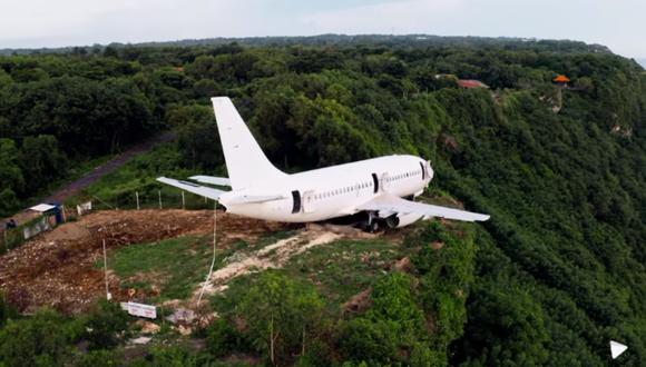 Alguien dejó abandonado un Boeing 737 en medio de un campo, y nadie sabe cómo llegó hasta allí. (Foto: Ryan Lee Banks / YouTube)