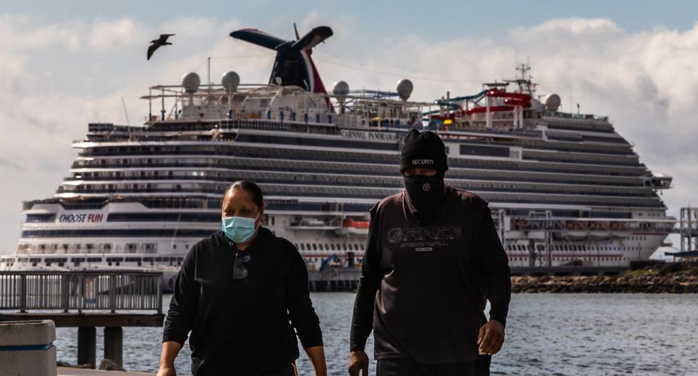Referencial. Una mujer que usa una mascarilla corre con los cruceros atracados en el fondo debido a una orden de no navegar en el puerto de Long Beach, California (Estados Unidos). (Apu GOMES / AFP)