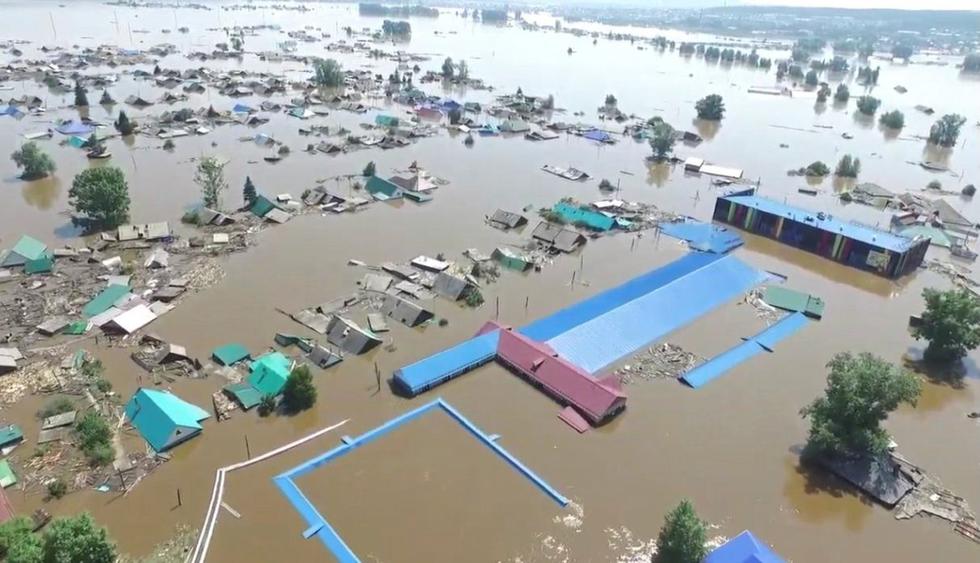 Al menos siete personas han muerto y otras nueve se encuentran desaparecidas, entre ellos un niño, por las graves inundaciones que afectan la región de Irkutsk. (Foto: Reuters)