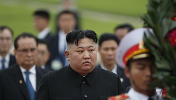 Kim Jong- un inclinó la cabeza durante casi un minuto en señal de respeto a Ho Chi Minh. (Foto: EFE)
