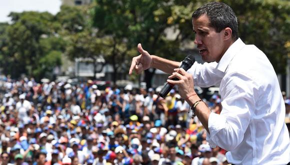 La convocatoria se produce luego de que Guaidó liderara la sublevación de un reducido grupo de militares en la base aérea de La Carlota. (Foto: AFP)