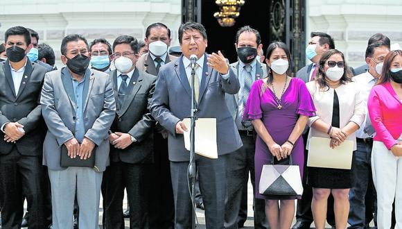 Copiando al presidente. Legisladores involucrados tienen al menos un familiar beneficiado con el dinero de todos los peruanos. (Foto: Jorge Cerdán/@photo.gec)