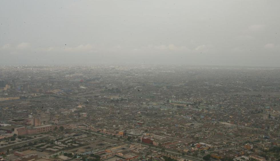 Lima cubierta de grueso smog. Desde el cerro San Cristóbal se puede observar el grado de contaminación del aire que respiramos. (Perú21)