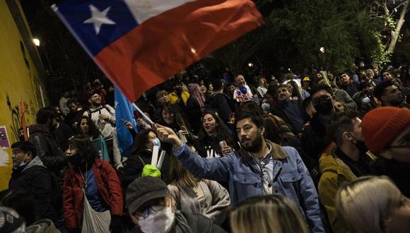 Ciudadanos participan en el cierre de campaña de los simpatizantes por la opción de votar "aprueba" al referendo del próximo domingo, hoy, en Santiago (Chile).  (Foto EFE/ Alberto Valdés)