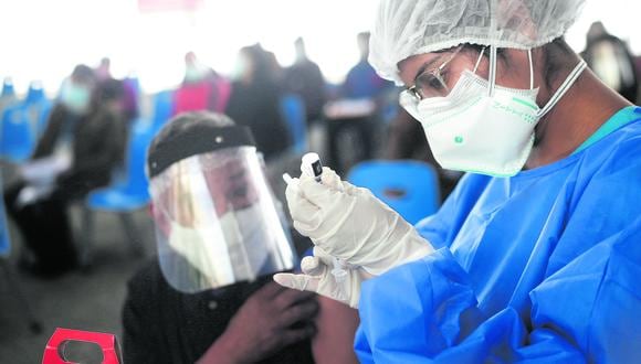 La Diris Lima Centro dio detalles de sus centros de vacunación contra el COVID-19 que suspenderán su jornada debido a la segunda vuelta electoral. (Foto: Jorge Cerdán/GEC)