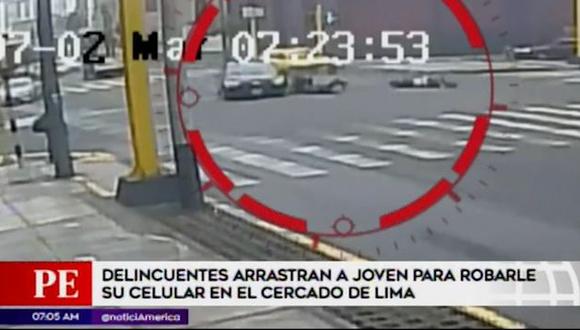 Delincuentes fueron embestidos por el conductor de un auto en plena huida. (Captura: América Noticias)