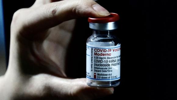 Un trabajador médico muestra la vacuna Moderna contra el coronavirus. (Foto de Sam Yeh / AFP).