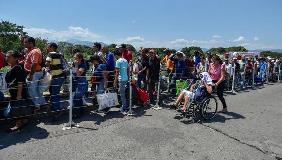 La gente cruza el puente internacional Simón Bolívar de Cúcuta, Colombia, a San Antonio, Táchira, Venezuela. (Foto: AFP)