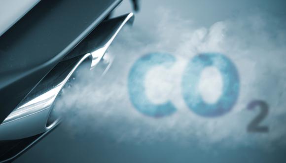 Los autos que funcionan con combustibles fósiles emiten gases tóxicos que contaminan el medioambiente.