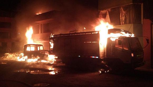 Puno: Incendio en sede policial consumió documentos y diez vehículos. (David Sacacahua)