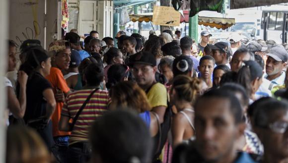 La gente hace cola para comprar comida en el vecindario Petare en Caracas el 10 de marzo de 2019, durante un apagón masivo. (Foto: AFP)