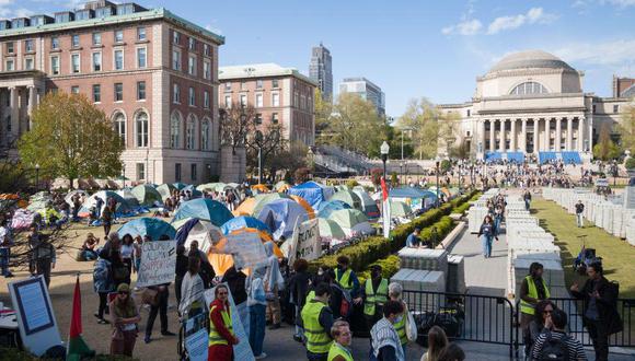 Manifestantes universitarios protestan contra Israel en la universidad de Columbia.