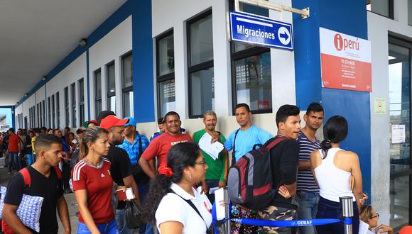 Los ciudadanos venezolanos que llegaron al Cebaf están a la espera de la llegada de buses que los trasladarán a las estaciones de la ciudad de Tumbes. (Foto. GEC)
