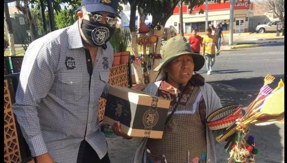 Emisarios de Alejandrina Guzmán repartiendo despensas (Foto: Facebook/El Chapo Guzmán)