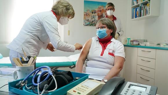 Italia marcaría la primera prohibición de entrega de vacunas contra el COVID-19, bajo el nuevo esquema de la Unión Europea. (Foto: EFE)