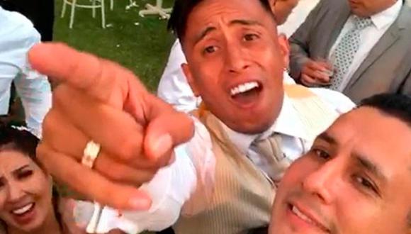 Christian Cueva cantó ‘Amor pirata’ al costado de su esposa en la celebración de su boda. (Captura de video)