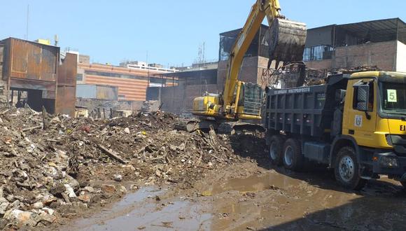 Las labores de retiro de escombros en Mesa Redonda aún continúan. (Foto: Ejército del Perú)