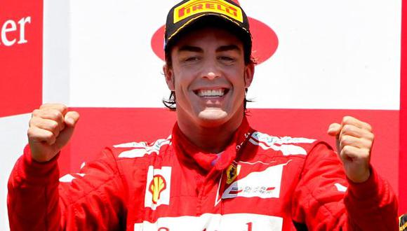 SE QUEBRÓ. Alonso se mostró feliz de haber ganado en casa. (AP)