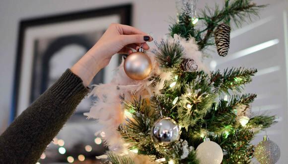“Colocar el árbol de Navidad es un evento para toda la familia que une, está lleno de amor, da felicidad", señala la experta. (Foto: Pexel)